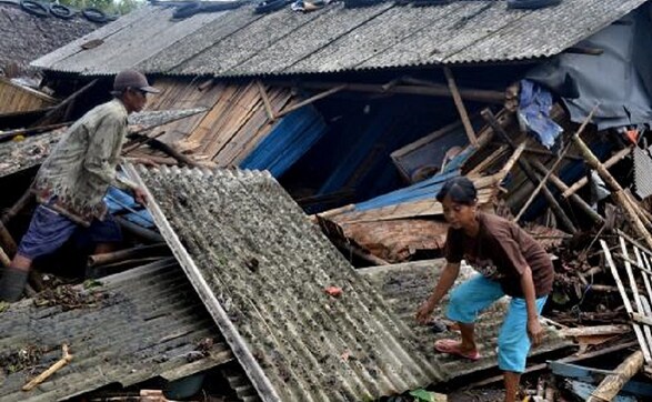 Indonesia 'volcanic tsunami': Officials advice caution as 3-metre tidal wave sweeps houses away in Palu and Donggala Indonesia 'volcanic tsunami': Officials advice caution as 3-metre tidal wave sweeps houses away in Palu and Donggala
